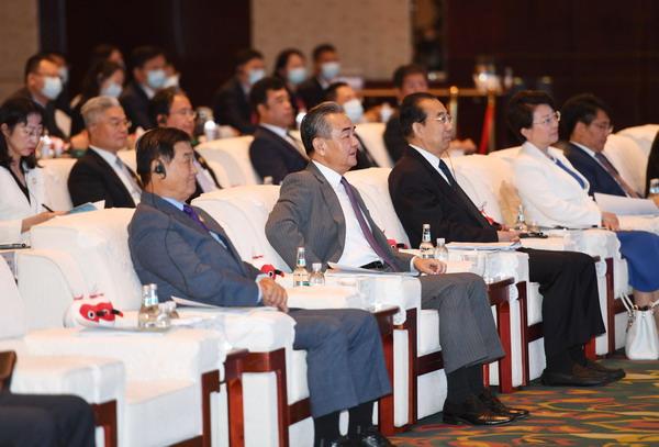 王毅出席2023年中日韩合作国际论坛开幕式并致辞